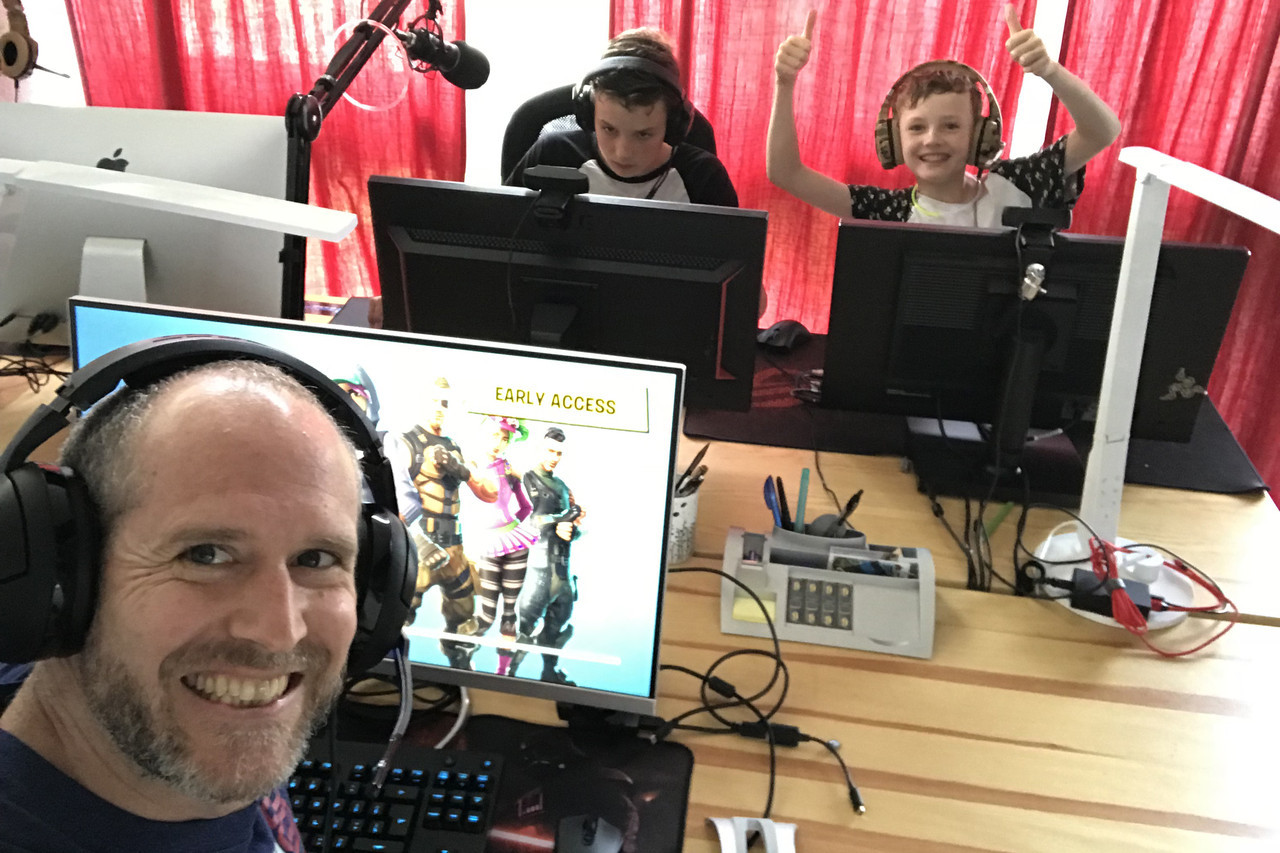 Счастливый родитель со своими детьми играет в Fortnite, фото: Wall Street Journal
